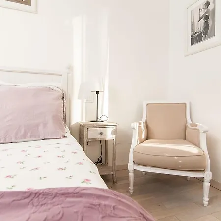 White House Guest house 2*
