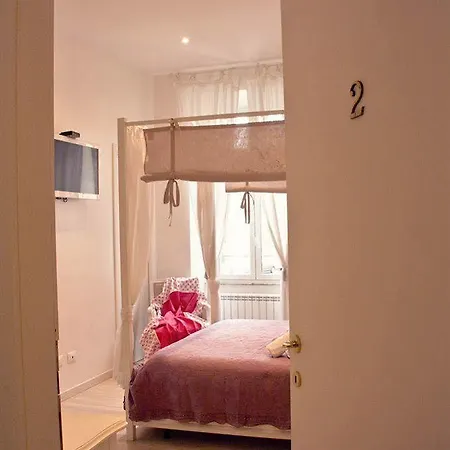 White House Guest house 2*